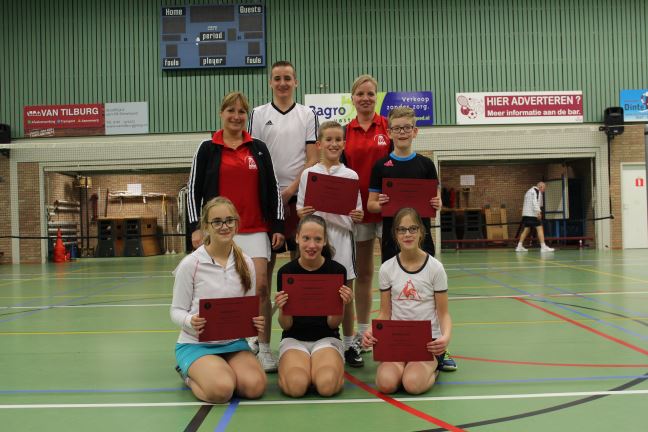 jeugdtrainers Jacqueline Korb en Wilma Vogelaar  met de examenkandidaten: Jens van Dijk, Joeri den Braber, Joeri van Opdorp, Annelies Dongelmans, Chynouck van der Stel en Vanja Oldenhave